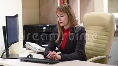 办公室里的女调解员在电脑前工作。